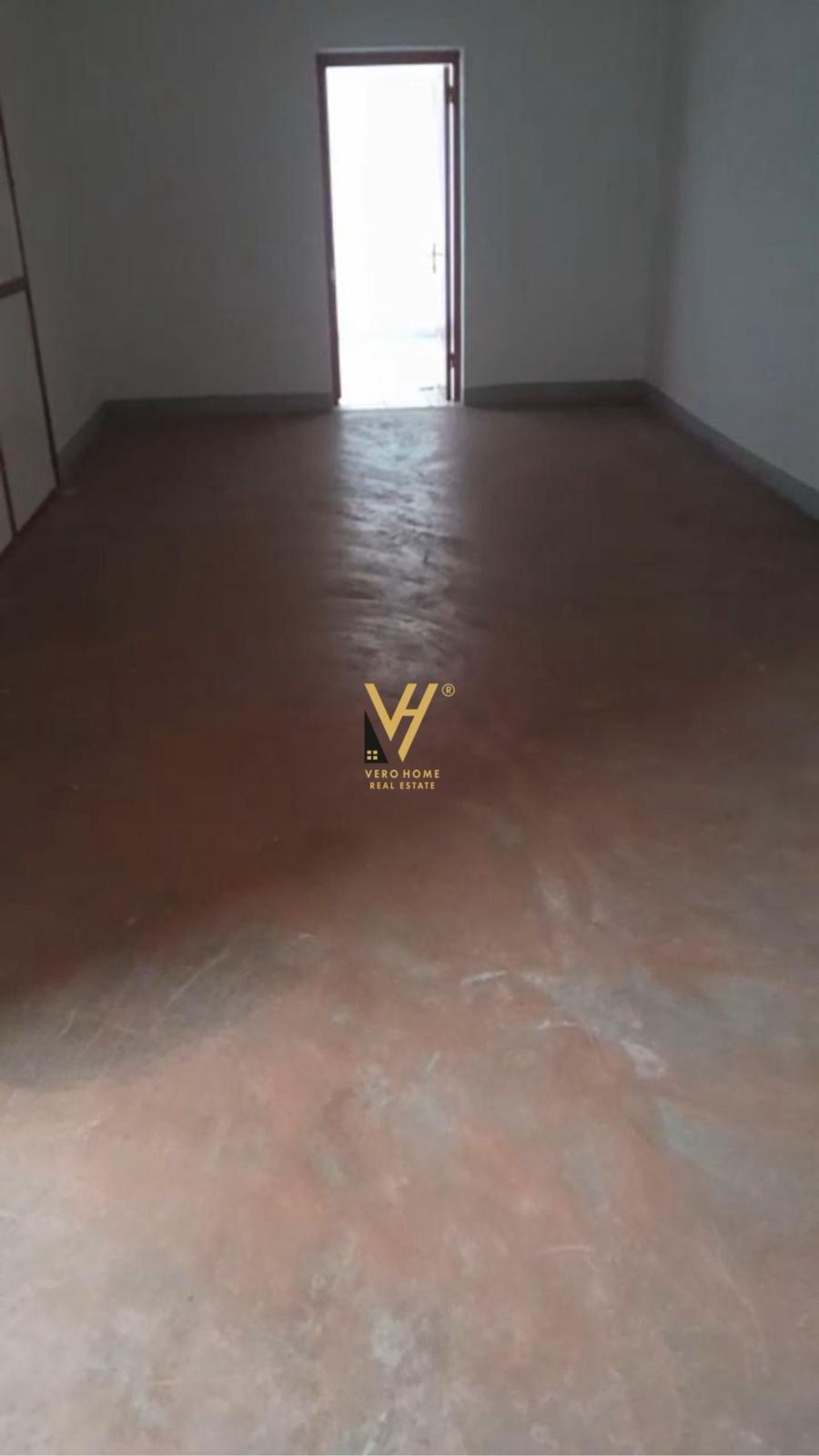 MAGAZINE 500 M2 ME QERA TE KMY,YZBERISHT 1.800 EUR