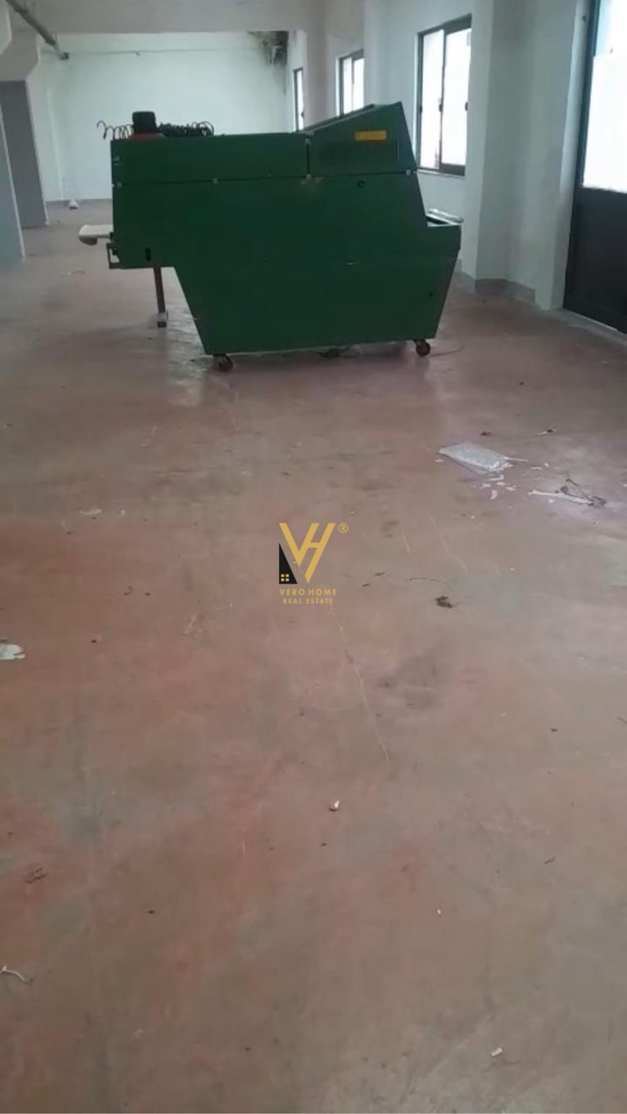 MAGAZINE 500 M2 ME QERA TE KMY,YZBERISHT 1.800 EUR