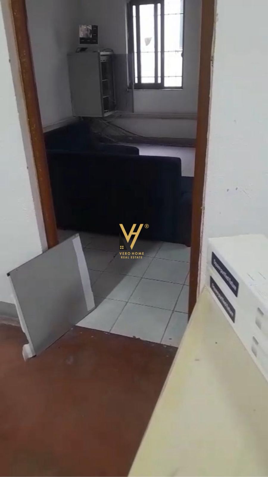 MAGAZINE 500 M2 ME QERA TE KMY,YZBERISHT 1.800 EUR