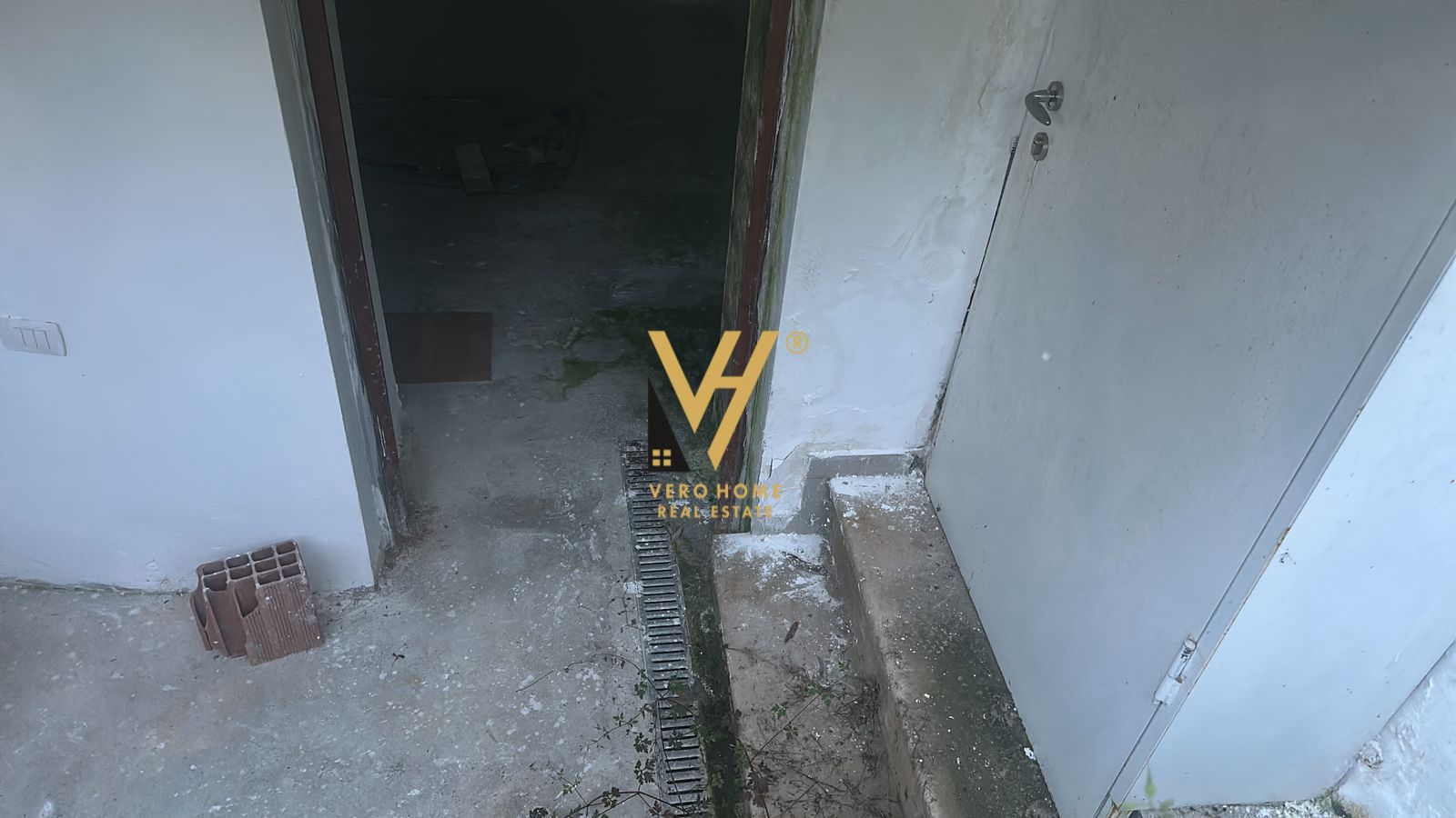 JEPET BODRUM 18M2 TE RRUGA E DURRESIT 300 EURO