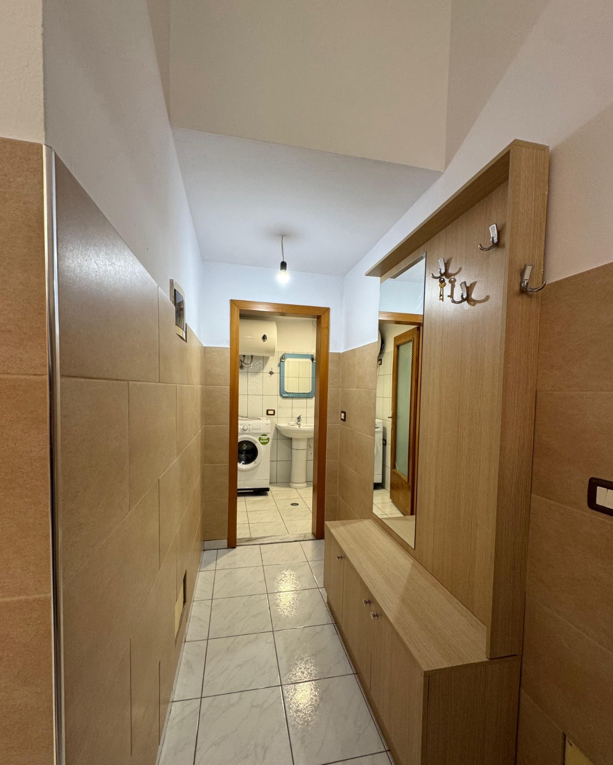 Jepet me qera Apartamenti 1+1 ,Rruga 5 Maj