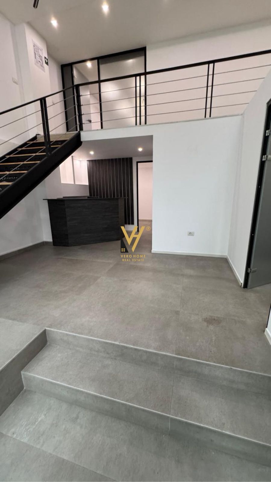 ZYRE 250M2 ME QERA TE TOPTANI 2.700 EURO