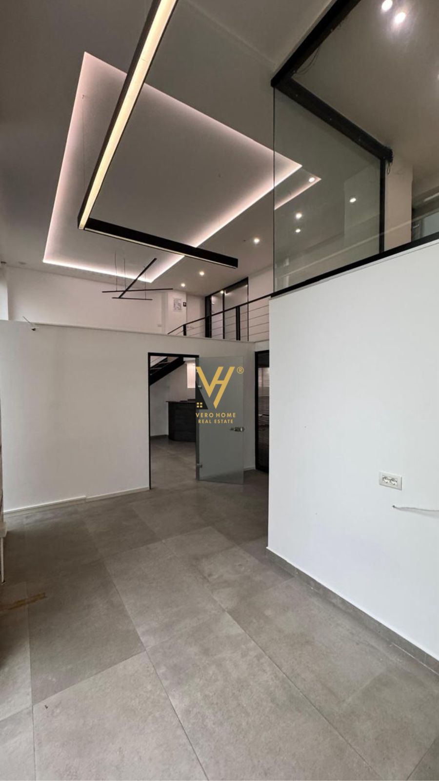 ZYRE 250M2 ME QERA TE TOPTANI 2.700 EURO