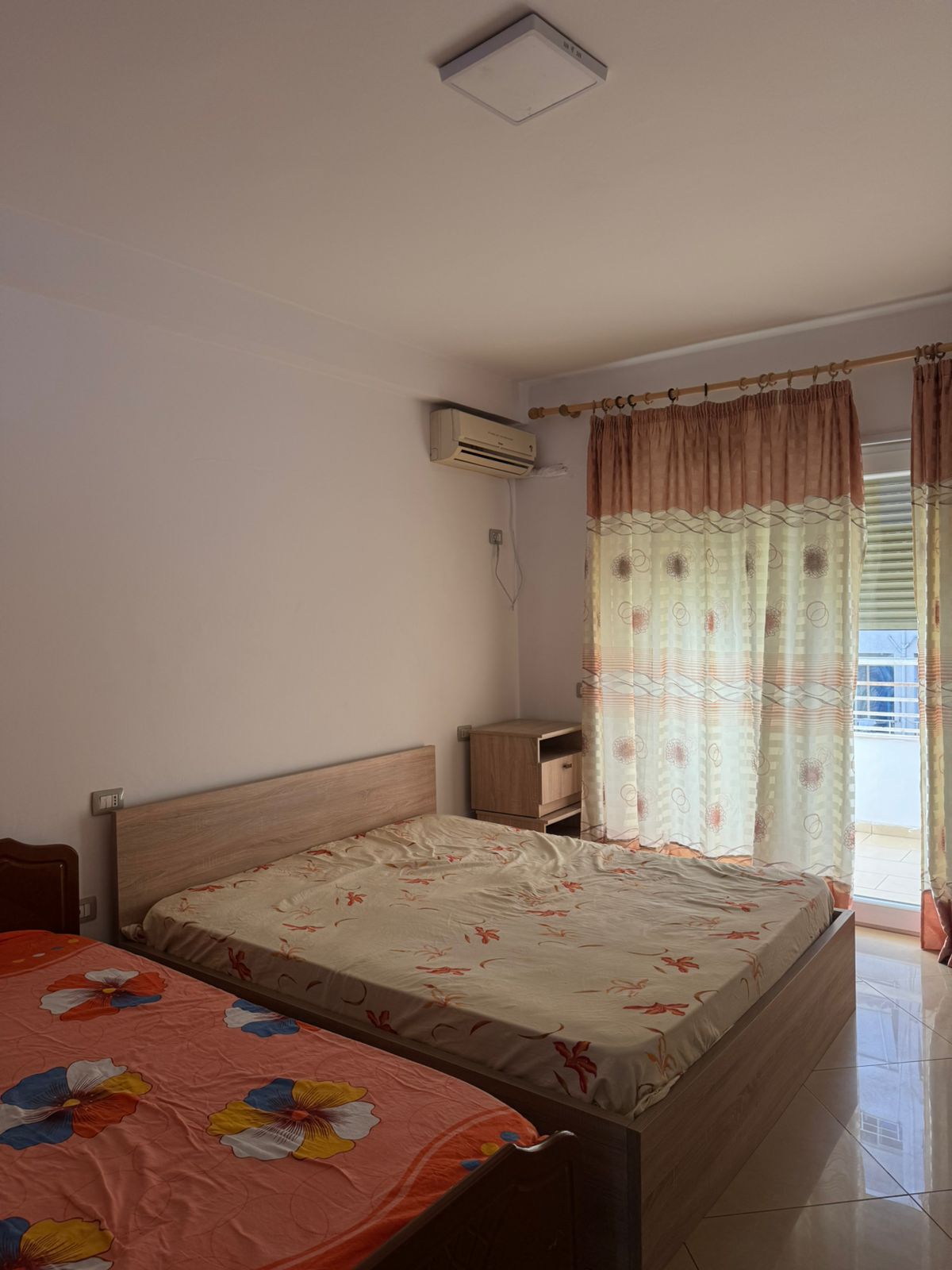 Jepet me qera Apartamenti 1+1 , Astir