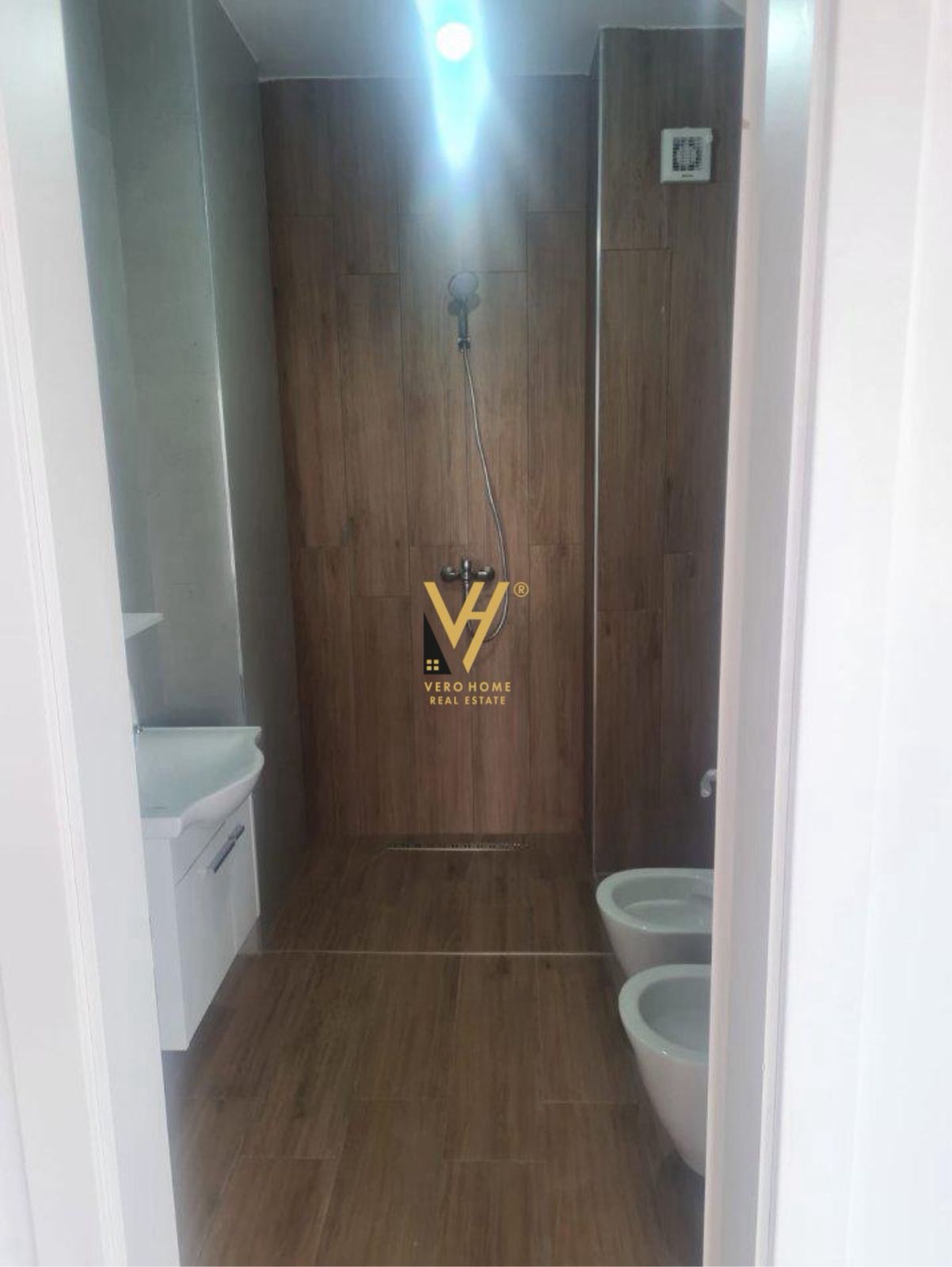 ZYRE 75M2 ME QERA TEK RR.TEFTA TASHKO 700 EURO