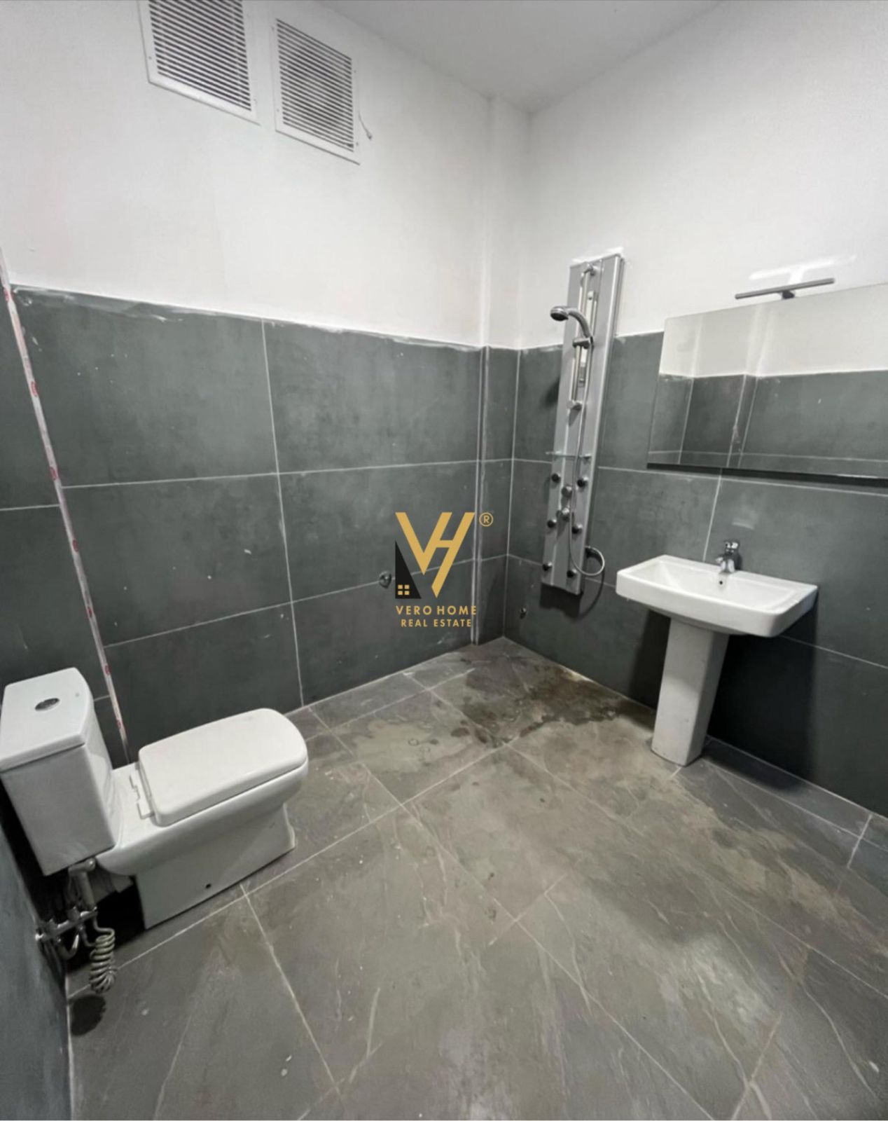 AMBIENT BIZNESI 300M2 ME QERA NE PASKUQAN 800 EURO