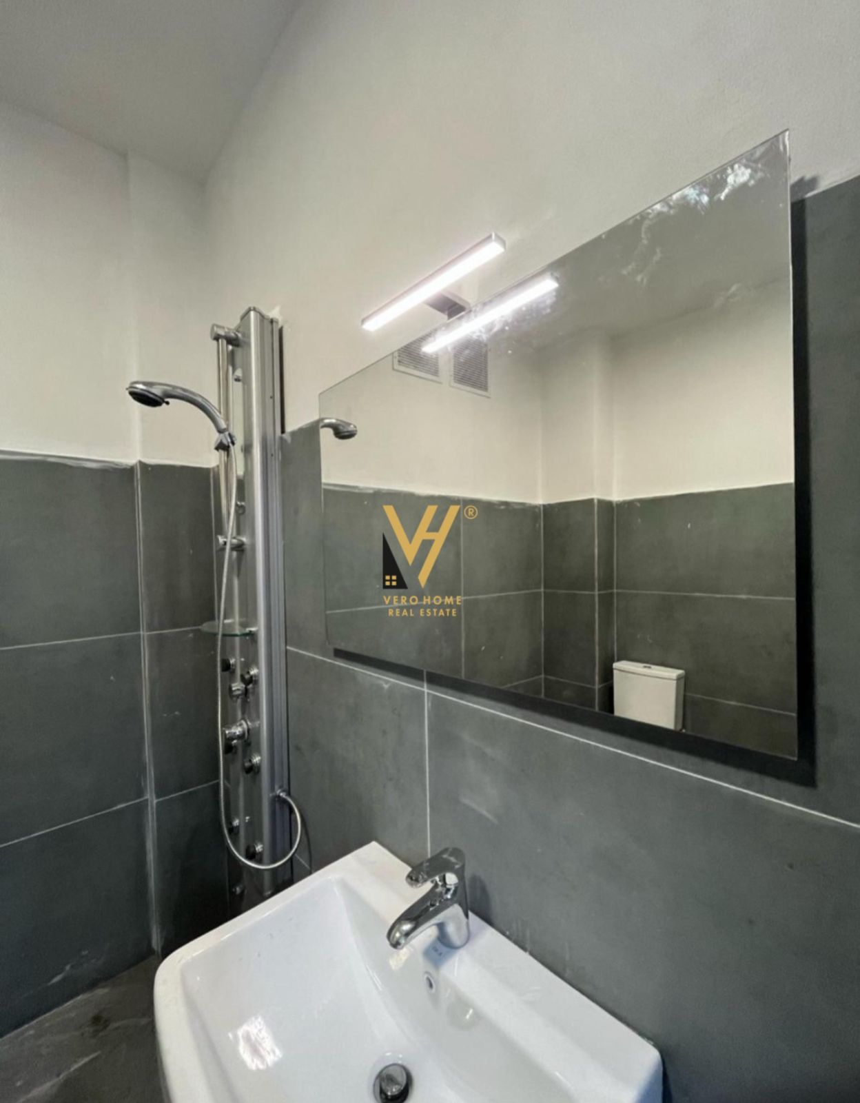 AMBIENT BIZNESI 300M2 ME QERA NE PASKUQAN 800 EURO