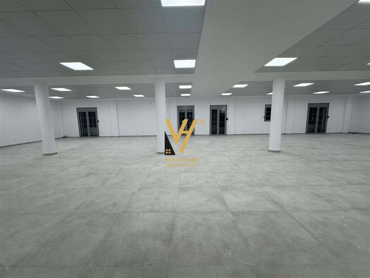 AMBIENT 360M2 ME QERA NE SAUK 1.500 EURO