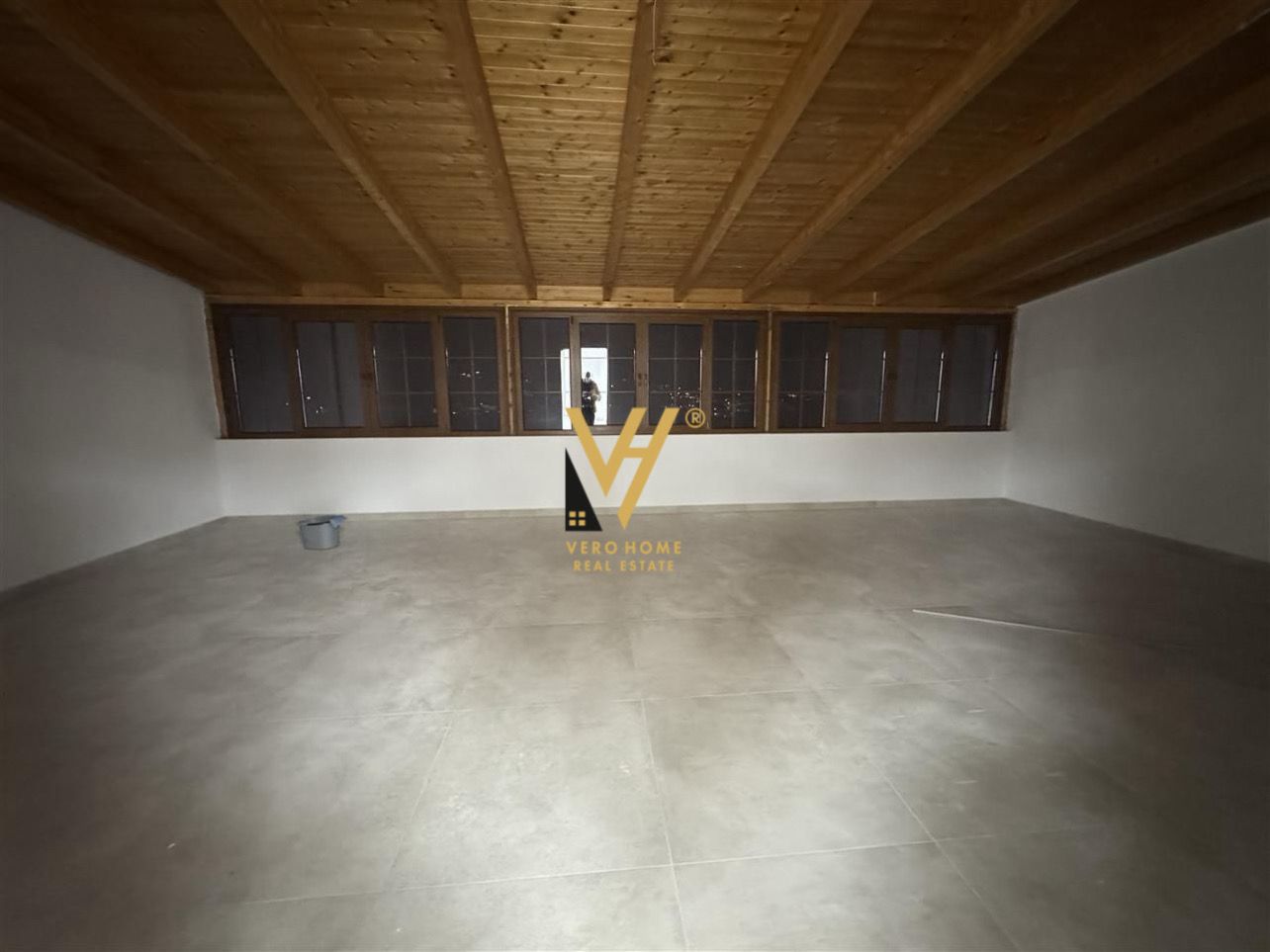 AMBIENT 360M2 ME QERA NE SAUK 1.500 EURO