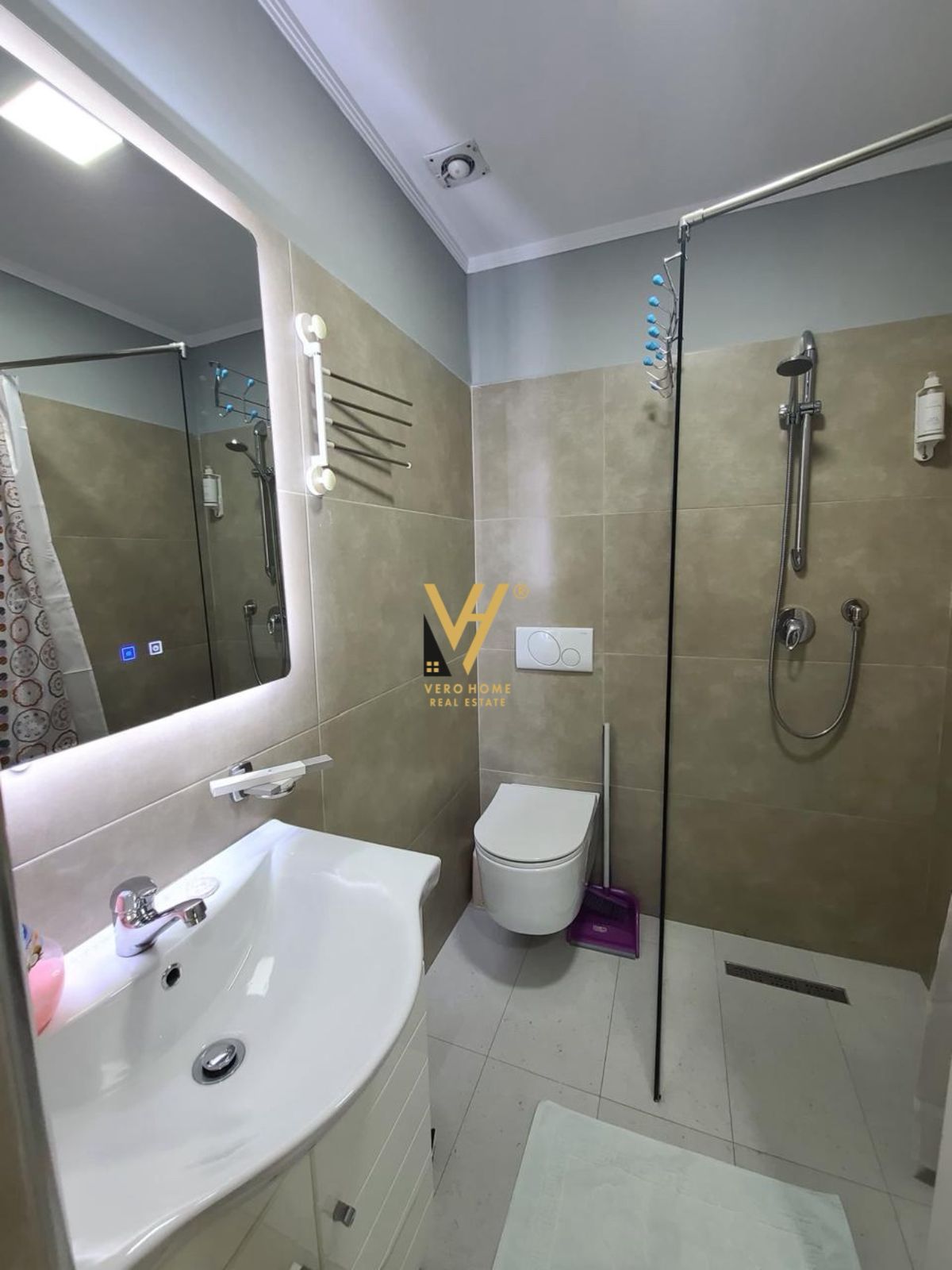 HOTEL ME QERA TE RRUGA KAVAJES 6.500 EURO