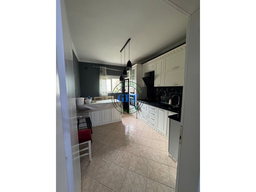 Shitet, Shtëpi Private 2-Katëshe, ne Spitalle, Dur