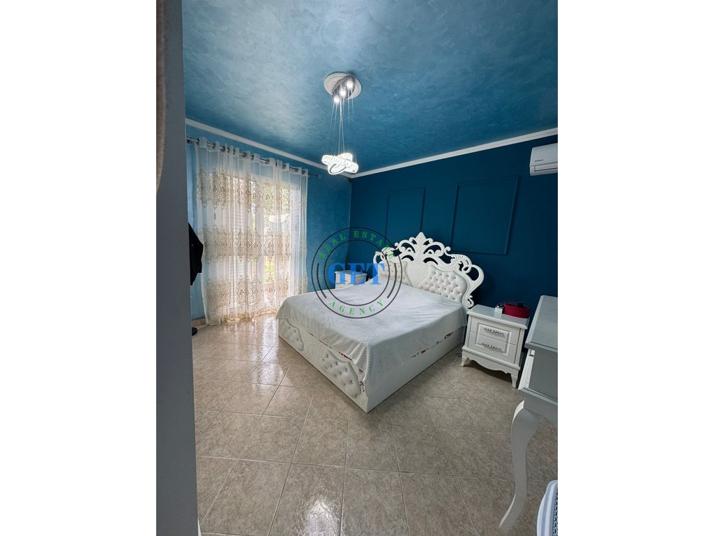 Shitet, Shtëpi Private 2-Katëshe, ne Spitalle, Dur