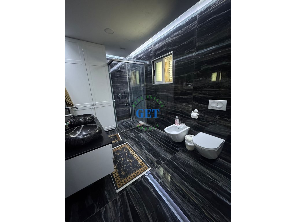 Shitet, Shtëpi Private 2-Katëshe, ne Spitalle, Dur