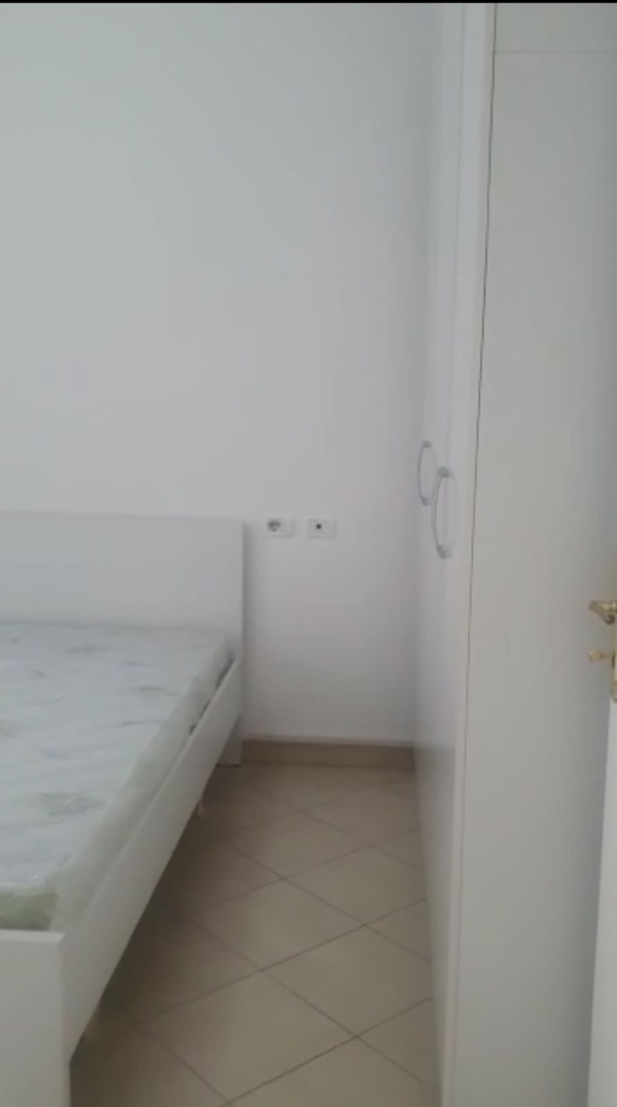Shitet Apartamenti 1+1 , Rruga e Kavajes