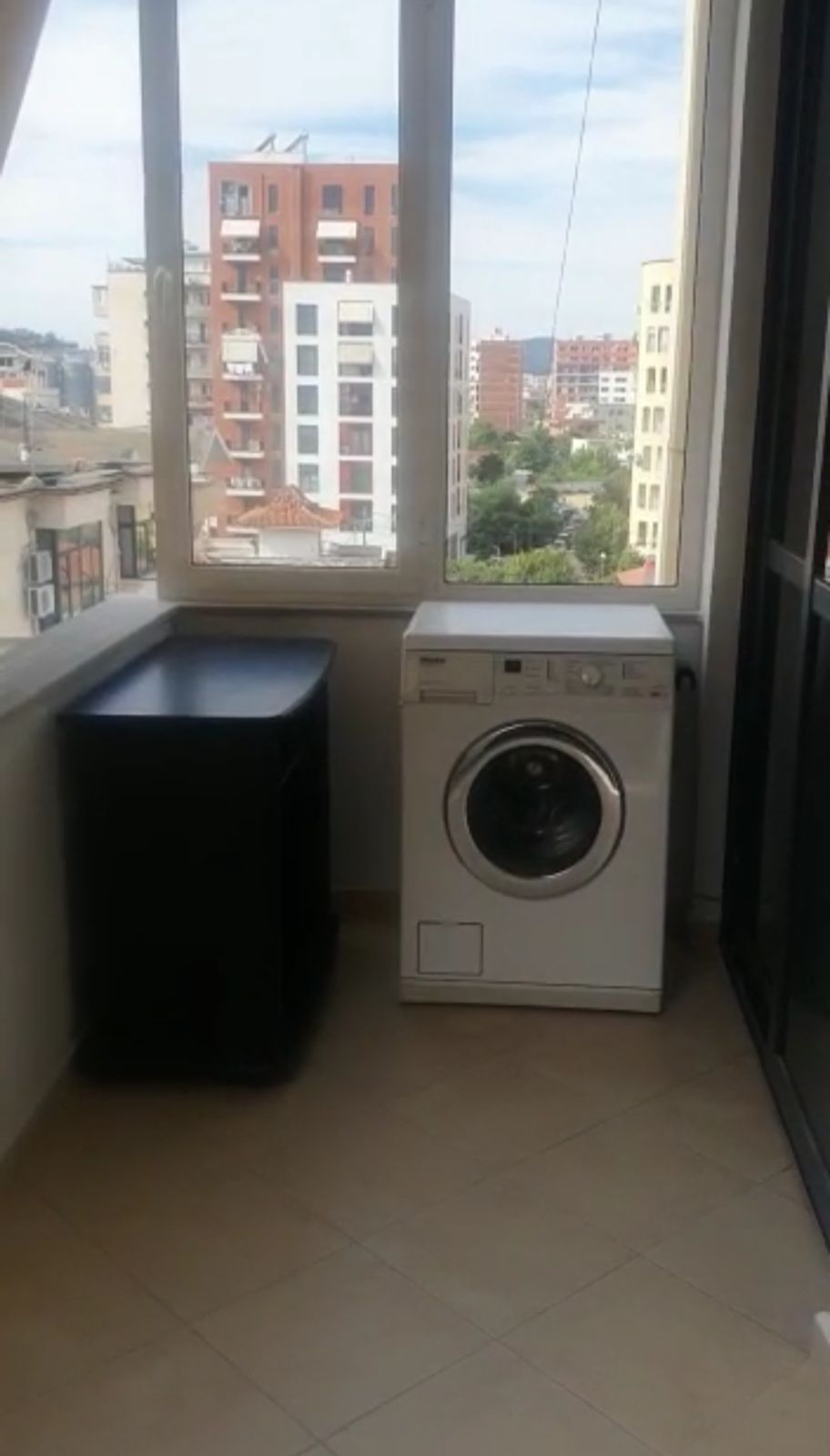 Shitet Apartamenti 1+1 , Rruga e Kavajes