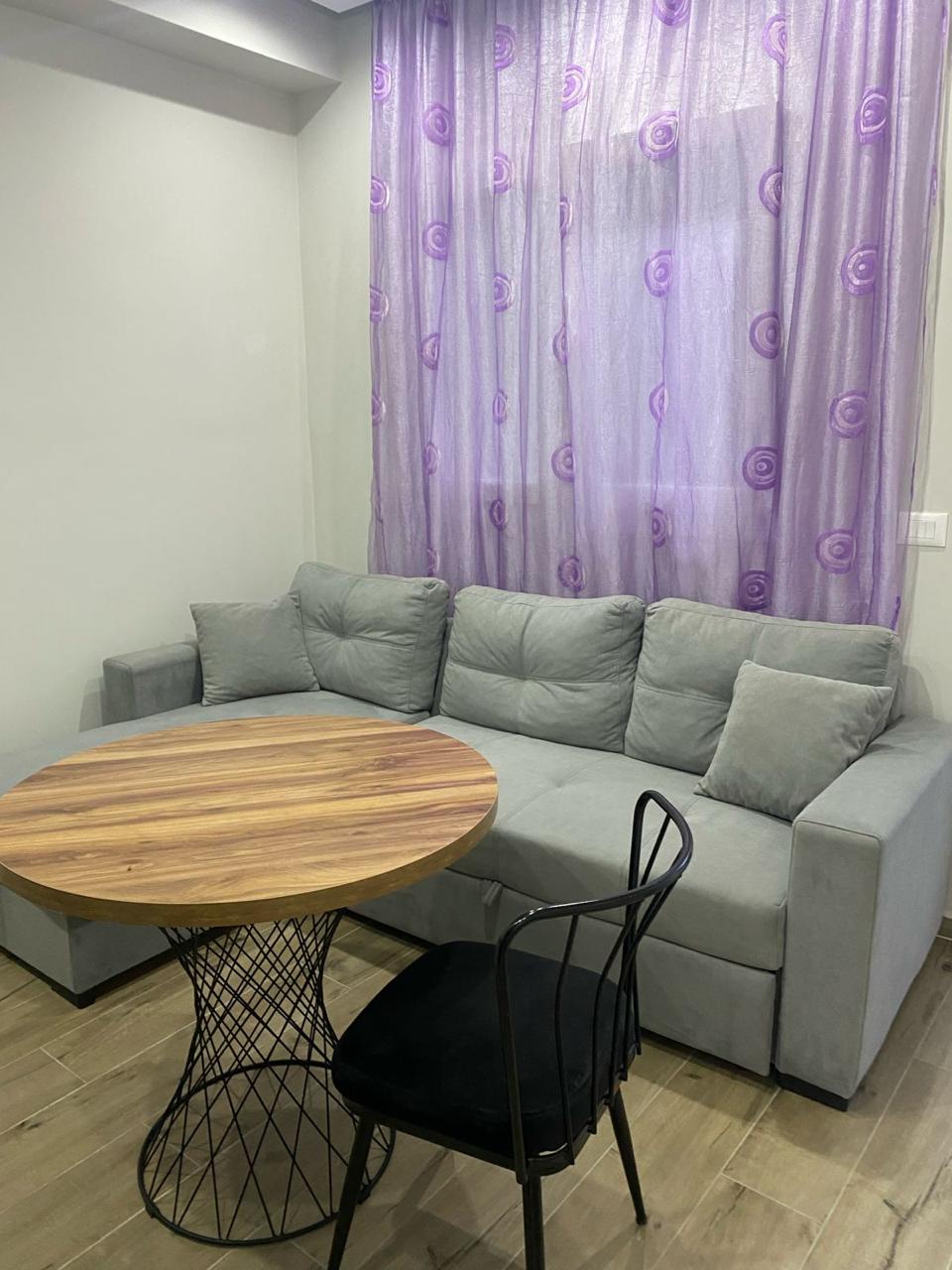 Jepet apartament me qera 1+1 ne Tirane