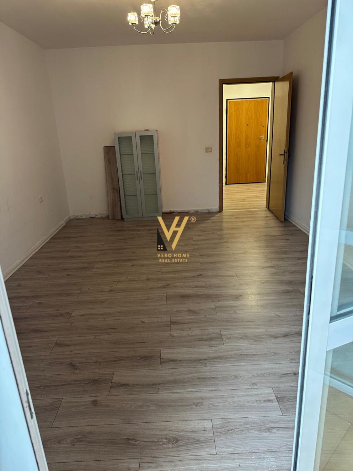 ZYRE 130 M2 ME QERA, ISH EKSPOZITA 680 EURO