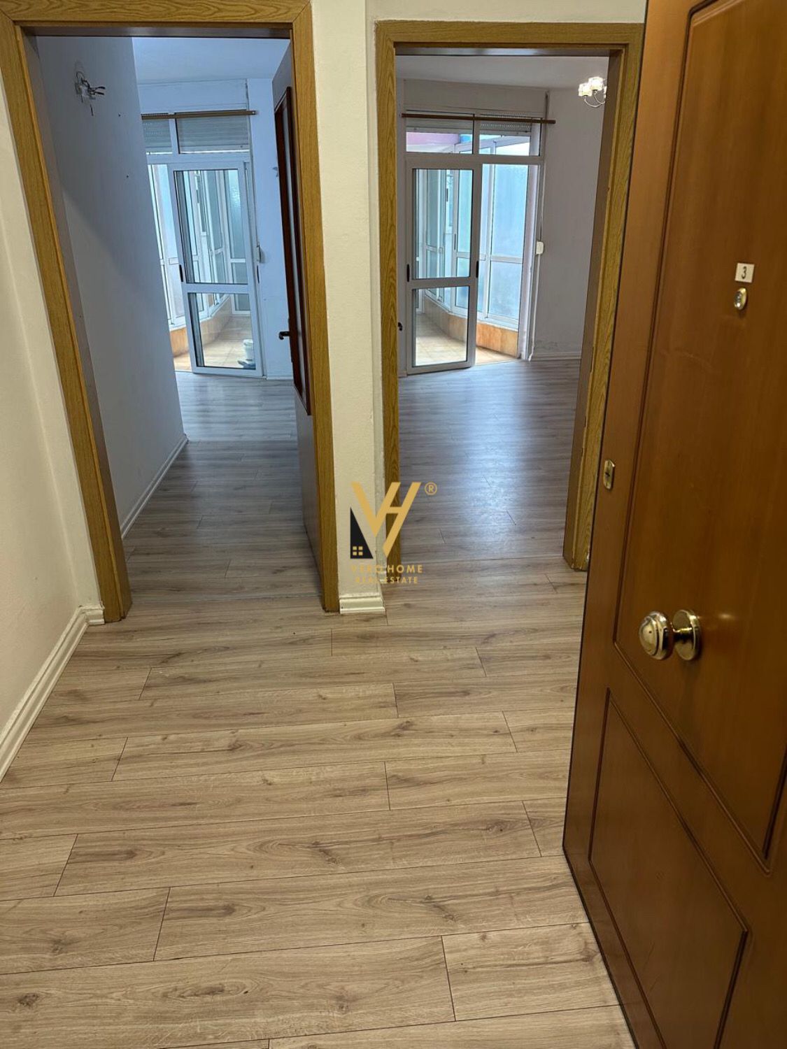 ZYRE 130 M2 ME QERA, ISH EKSPOZITA 680 EURO