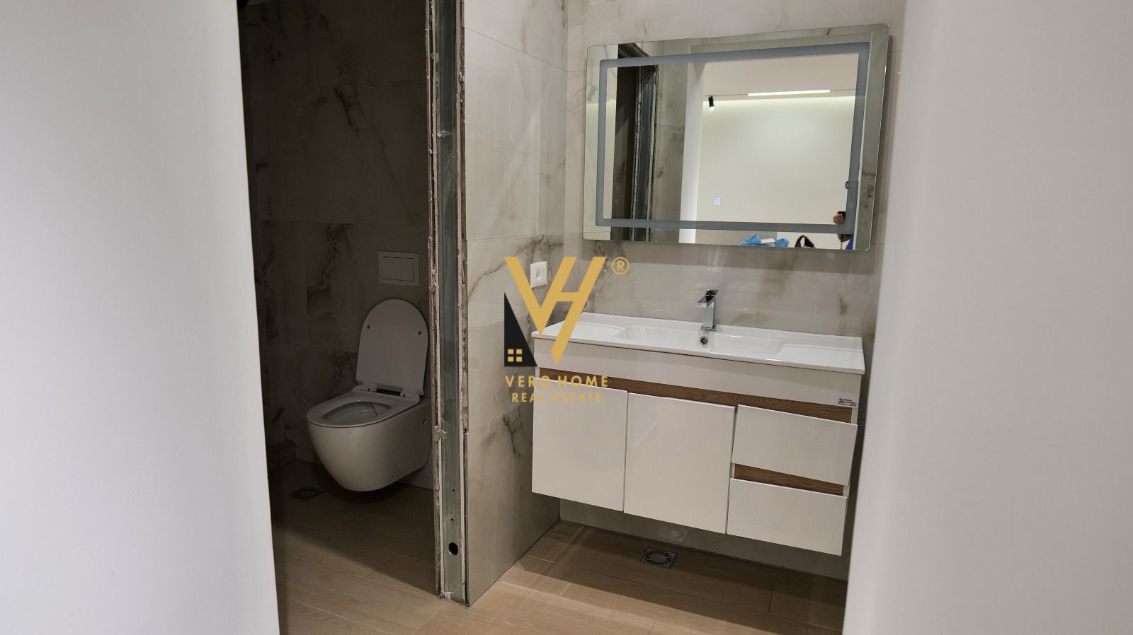 DYQAN 130 M2 ME QERA, KOMUNA E PARISIT 2.600 EURO