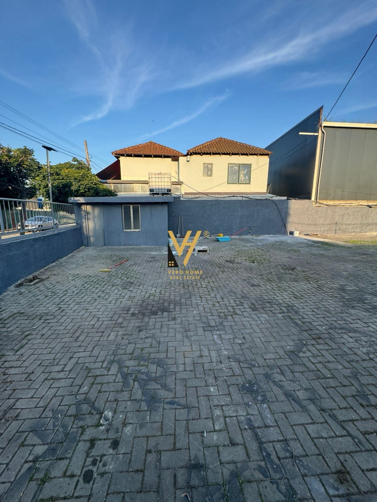 KAPANON 160 M2 ME QERA NE YRSHEK 1.300 EURO