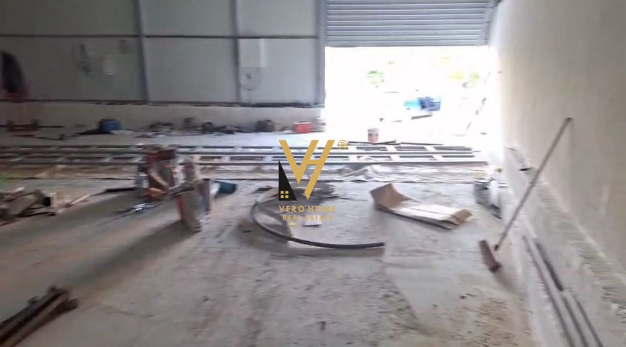 MAGAZINE 250M2 ME QERA NE KASHAR 1.200 EURO