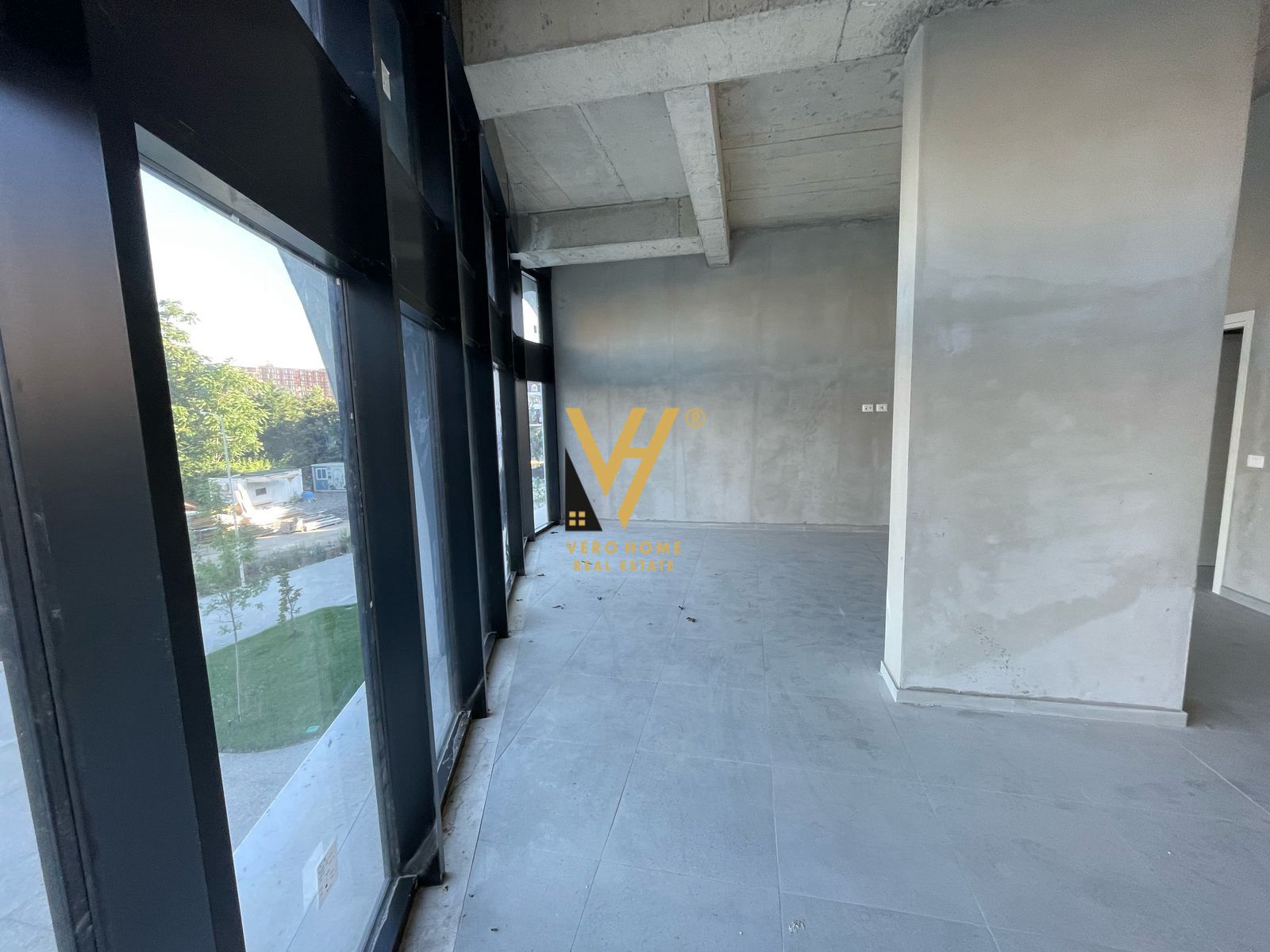 AMBIENT 186 M2 ME QERA TE UNAZA E RE 1.350 EURO