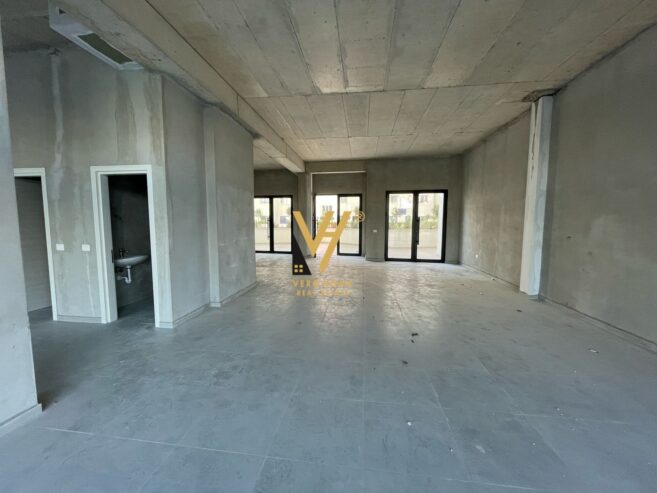 AMBIENT 186 M2 ME QERA TE UNAZA E RE 1.350 EURO