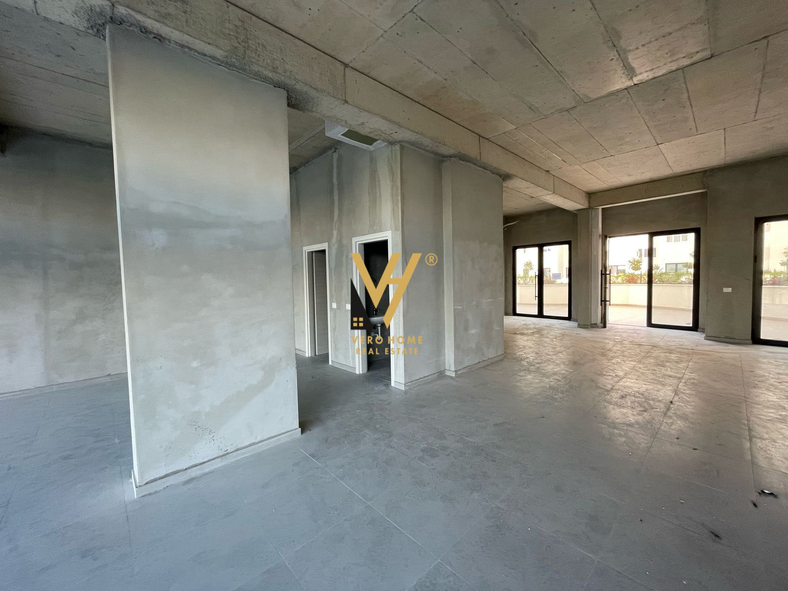 AMBIENT 186 M2 ME QERA TE UNAZA E RE 1.350 EURO