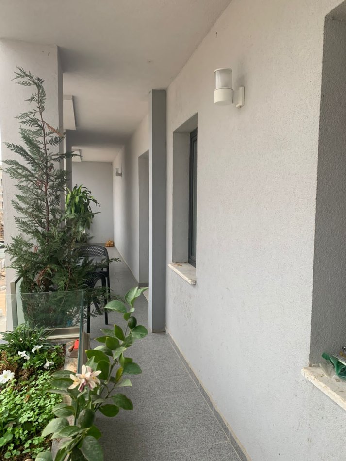 Jepet me qera Apartamenti 1+1 , Rruga 5 Maj