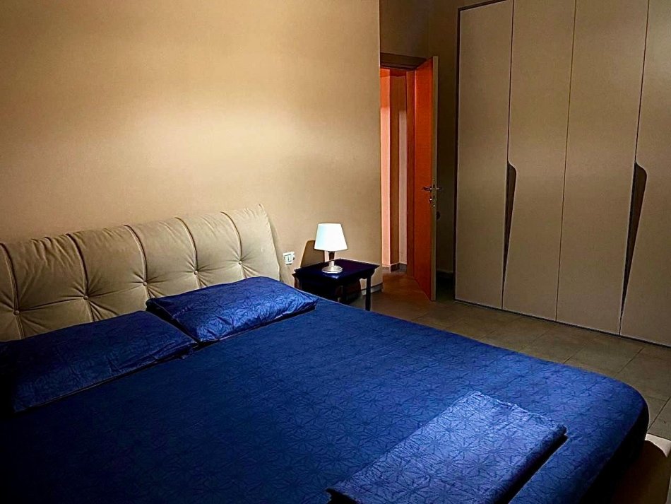 Jepet me qera Apartamenti 1+1 , Rruga 5 Maj