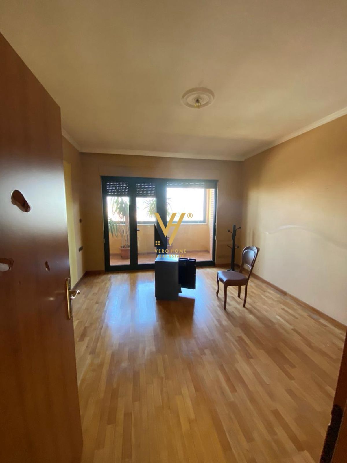 ZYRE 160M2 ME QERA TE BLLOKU 2.200 EURO