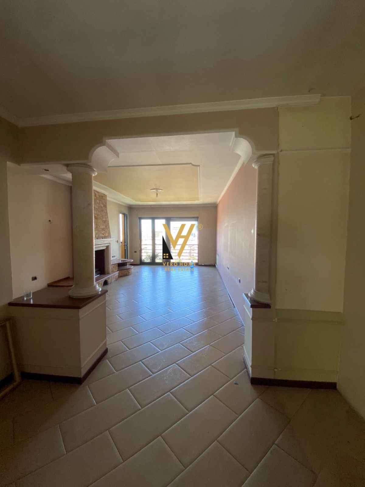 ZYRE 160M2 ME QERA TE BLLOKU 2.200 EURO