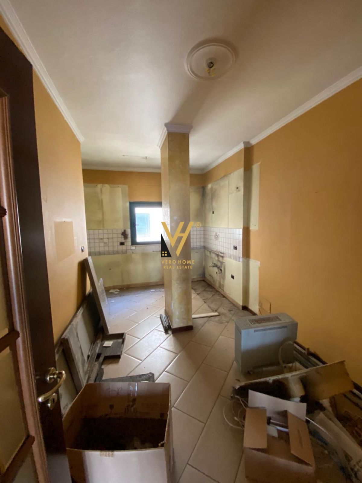 ZYRE 160M2 ME QERA TE BLLOKU 2.200 EURO