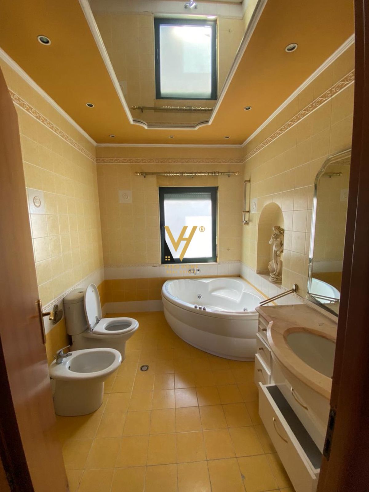 ZYRE 160M2 ME QERA TE BLLOKU 2.200 EURO