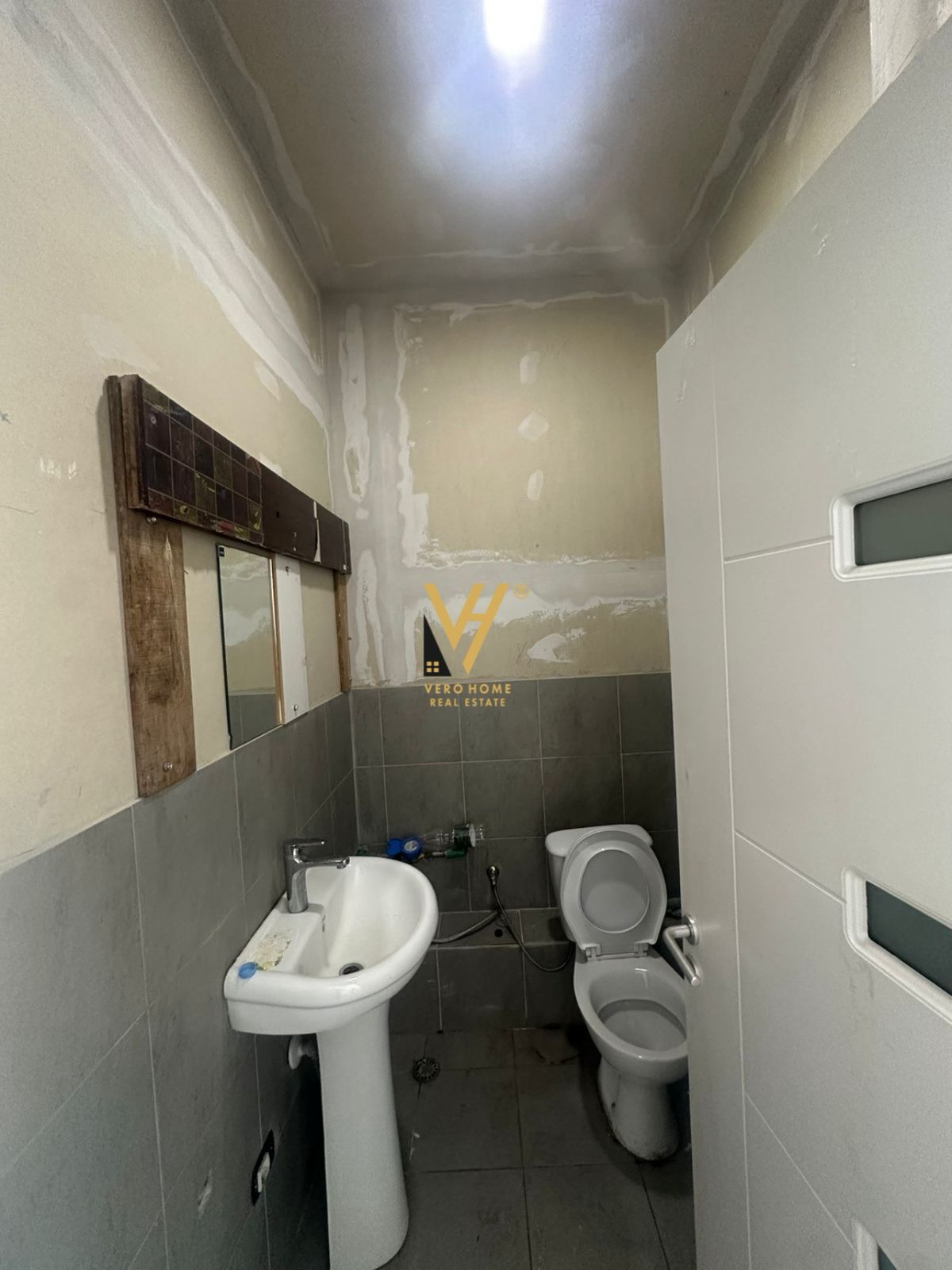 DYQAN 50M2 ME QERA TE MYSLYM SHYRI 1.300 EURO