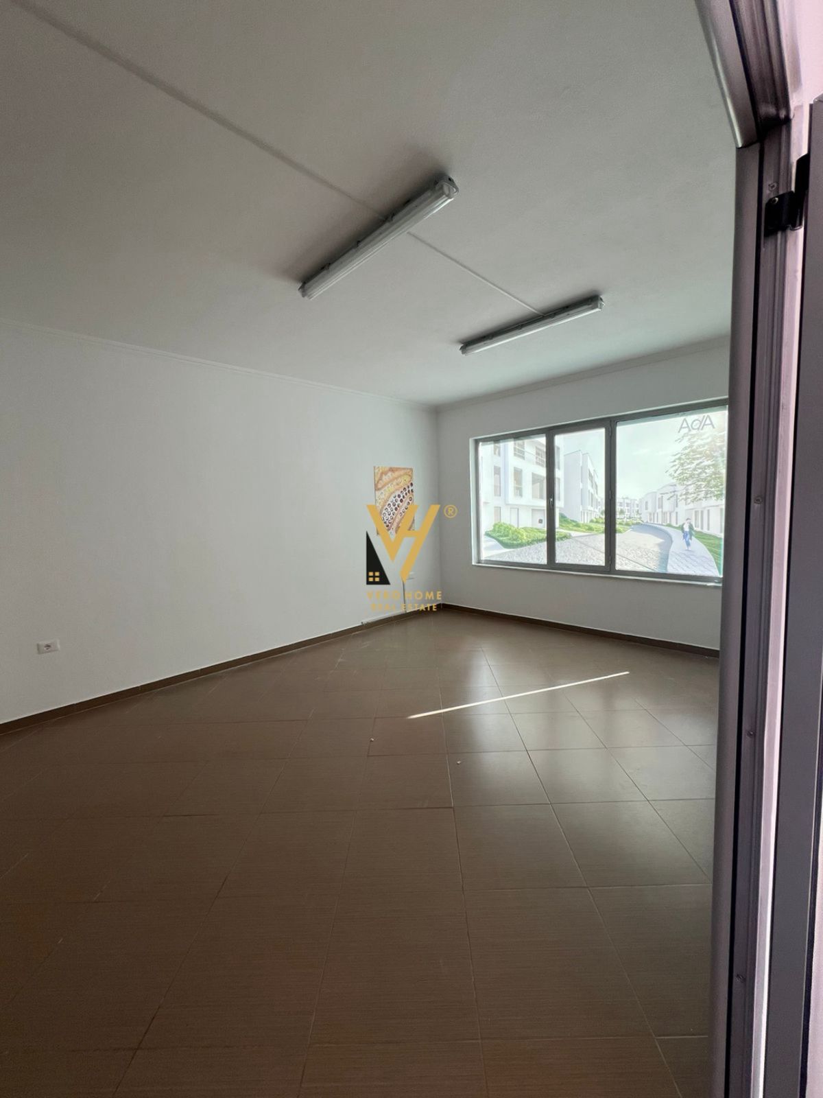 ZYRE 120 M2 ME QERA NE SAUK 600 EURO