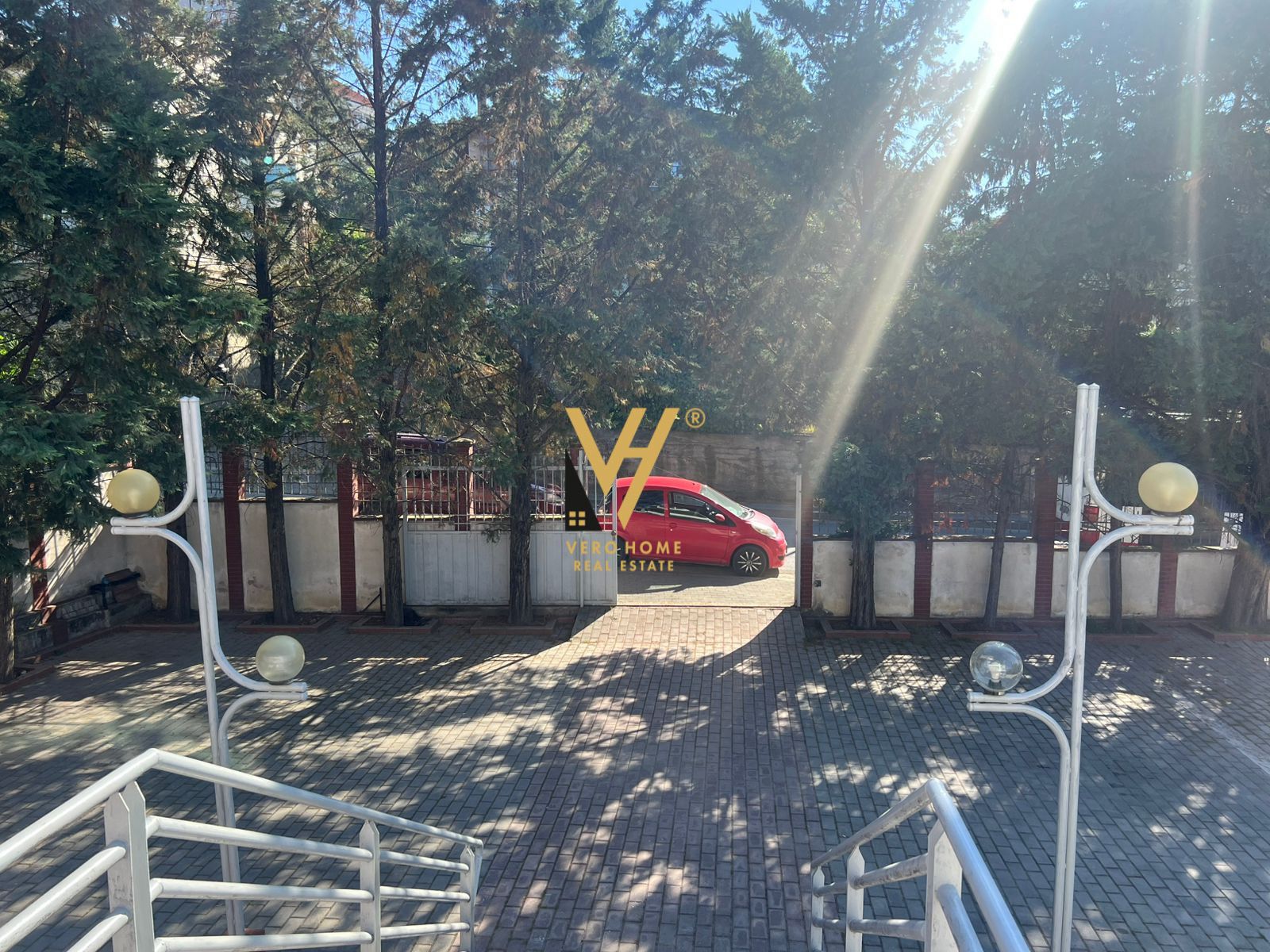 ZYRE 120 M2 ME QERA NE SAUK 600 EURO