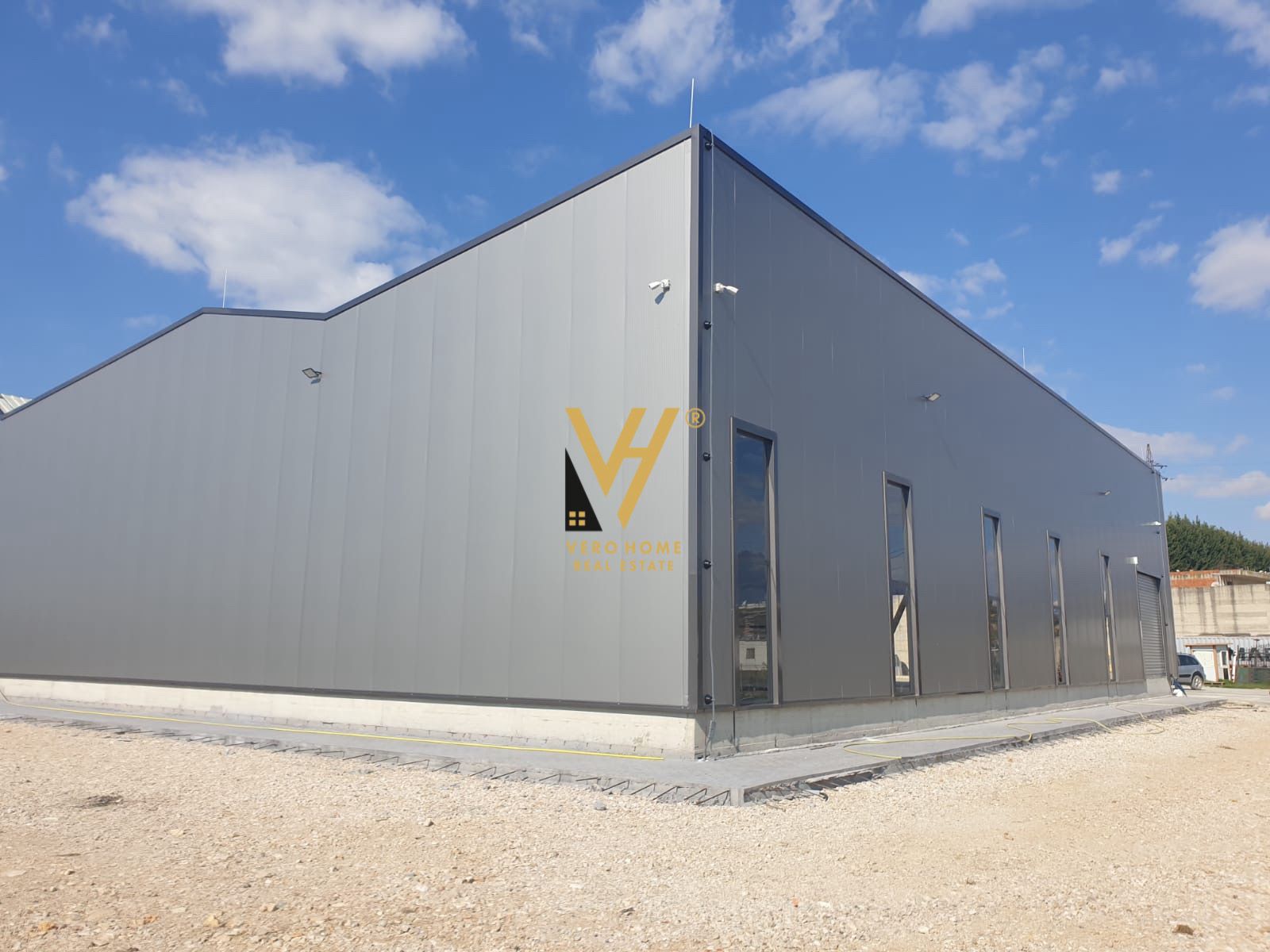 KAPANON DHE TRUALL 4.400 M2 NE MEZEZ 5.000.000 EUR