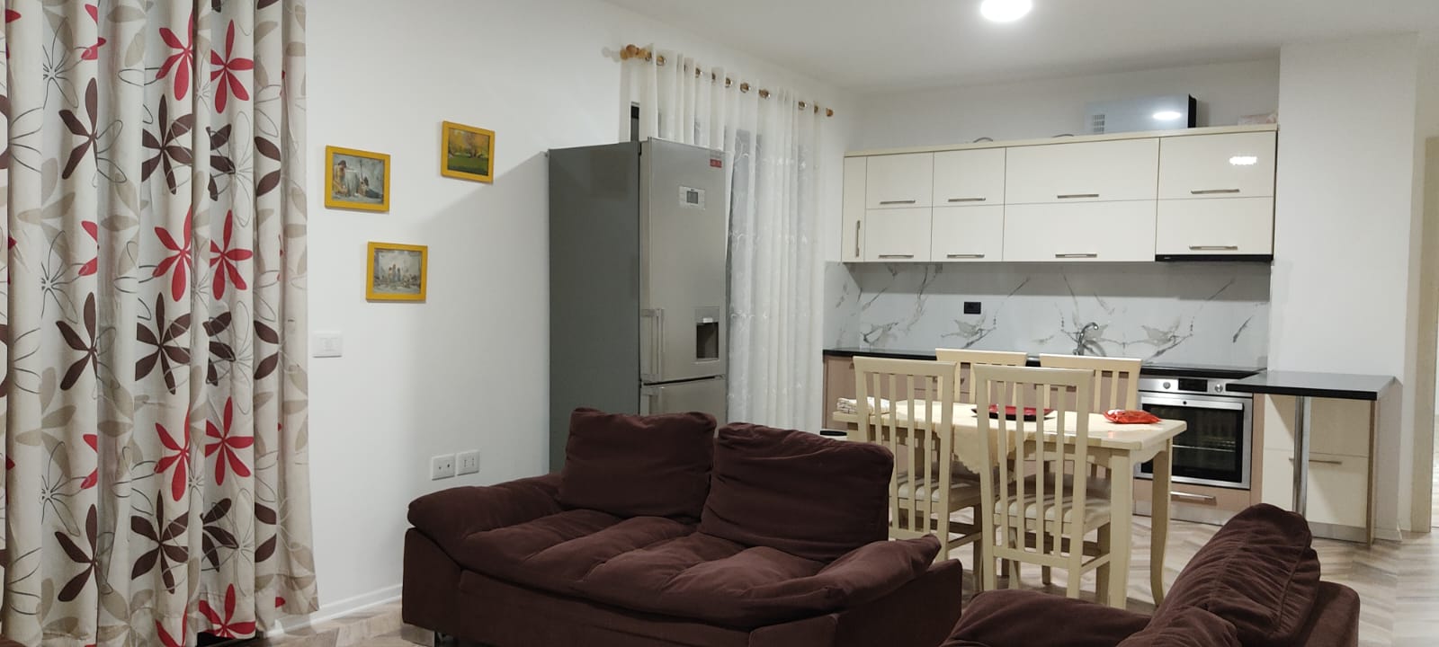 Jepet me qera Apartamenti 2+1 te rruges 5 Maj Cmi