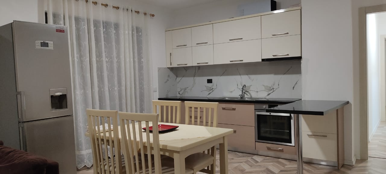 Jepet me qera Apartamenti 2+1 te rruges 5 Maj Cmi