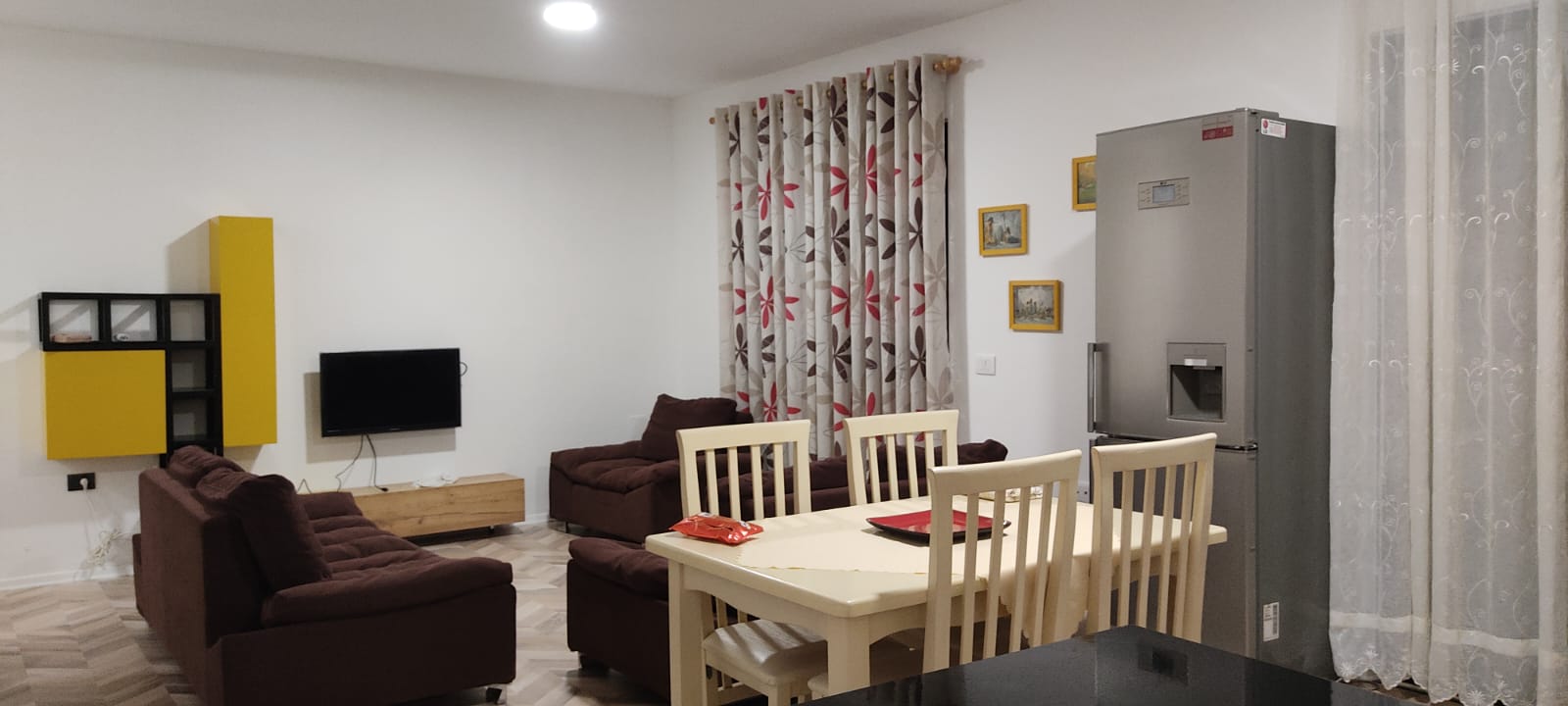 Jepet me qera Apartamenti 2+1 te rruges 5 Maj Cmi
