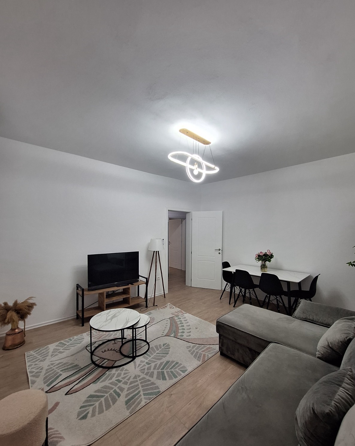 Jepet me qera Apartamenti 1+1 rruga e Barrikadave