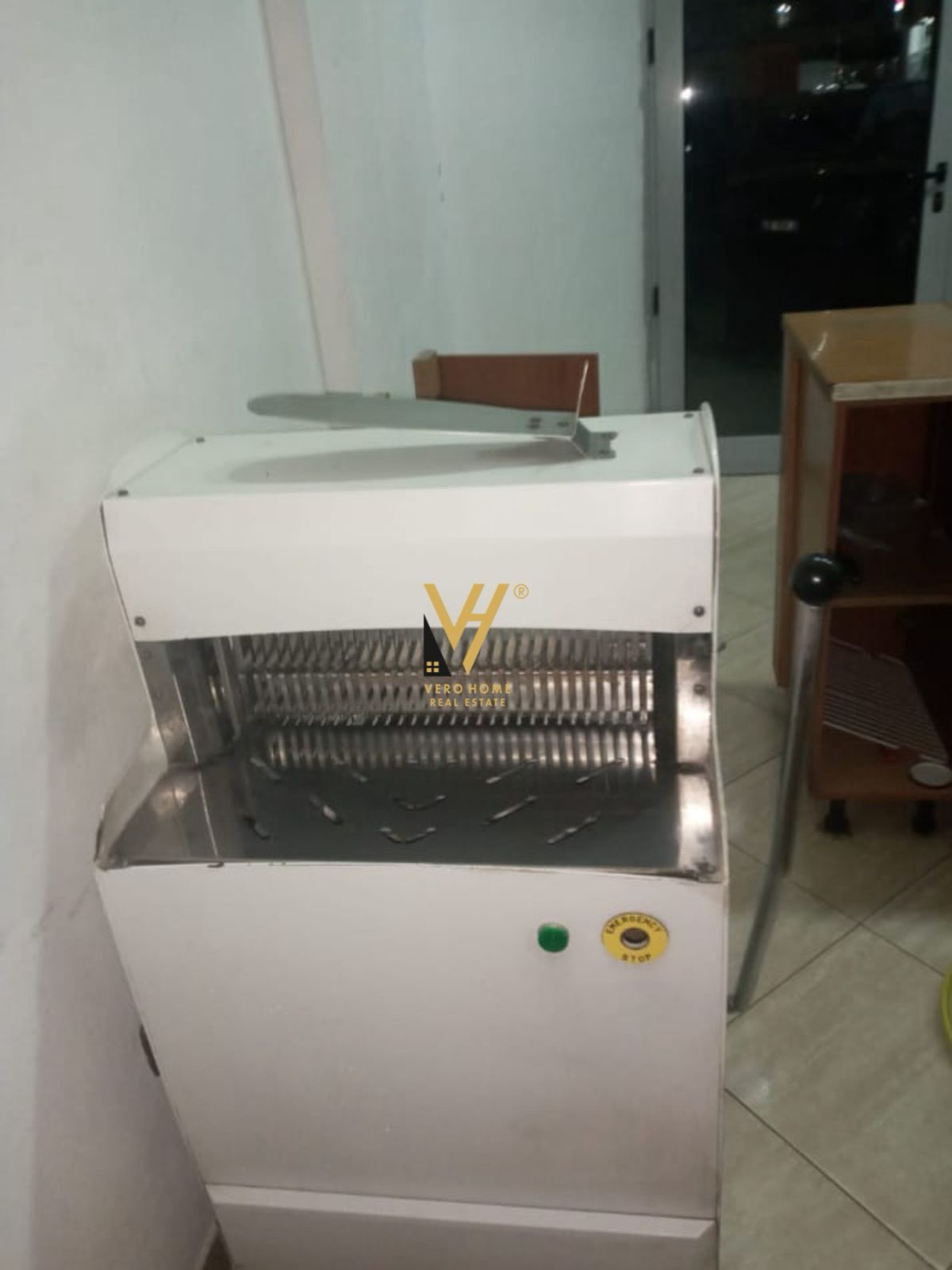 AMBIENT 47 M2 ME QERA NE ASTIR 1.400 EURO