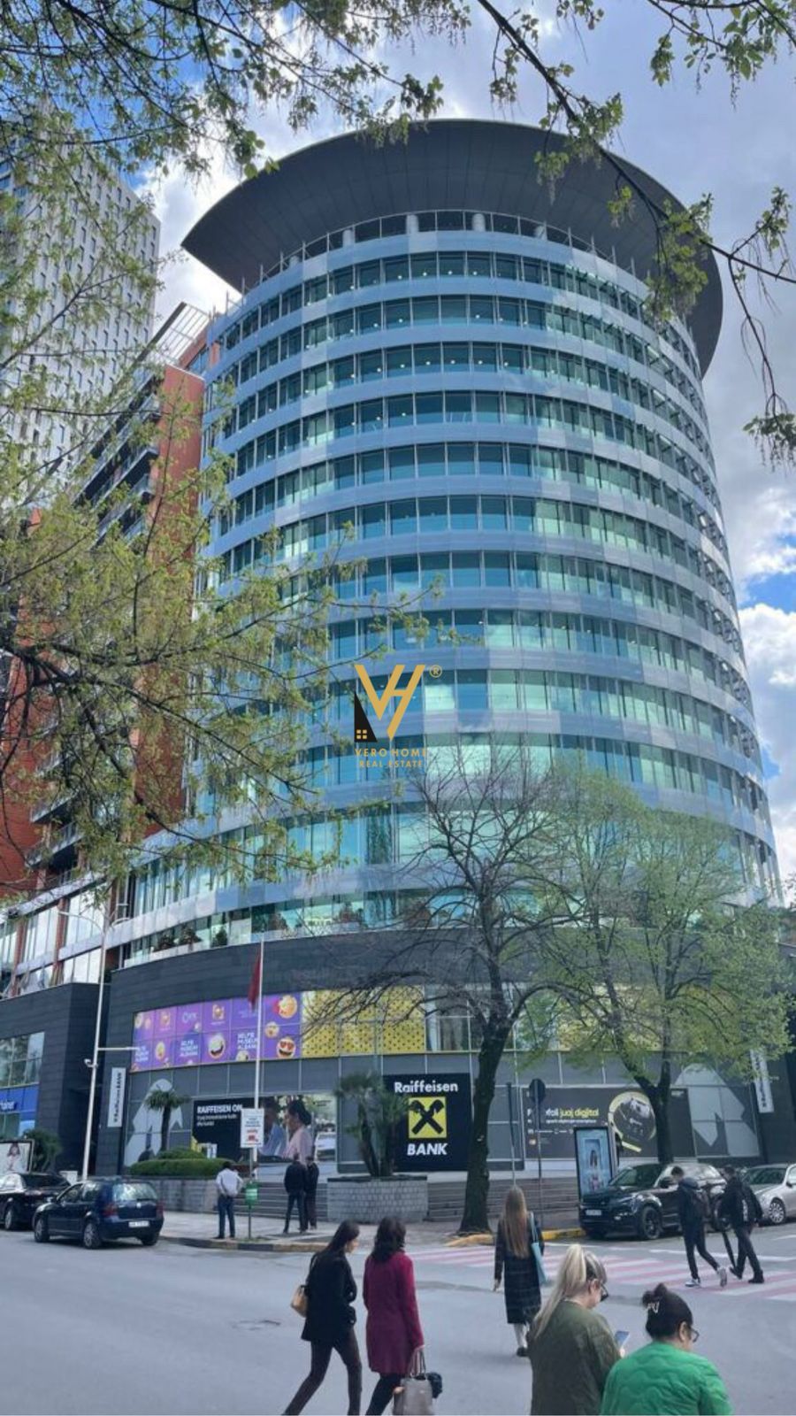 AMBIENT KOMERCIAL 36 M2 TE QENDRA ETC 160.000 EURO