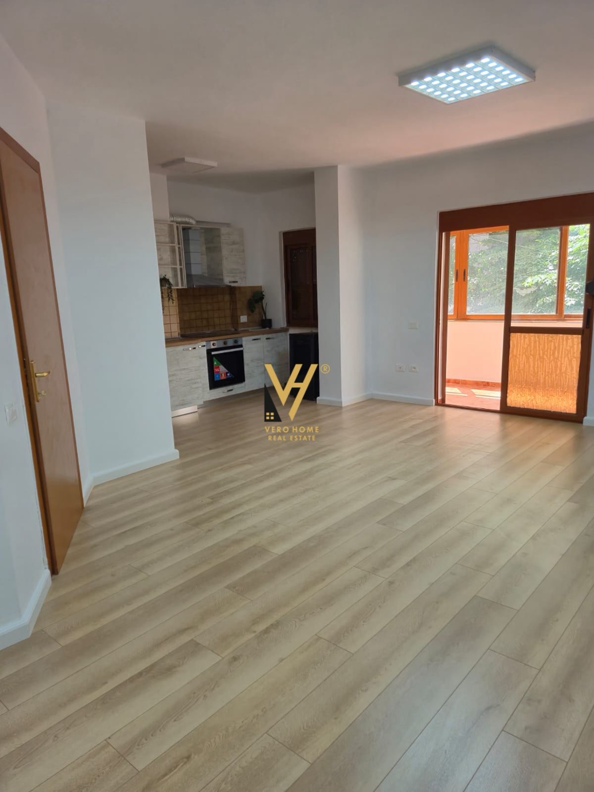 ZYRE 110M2 ME QERA TEK RRUGA E BOGDANEVE 900 EURO