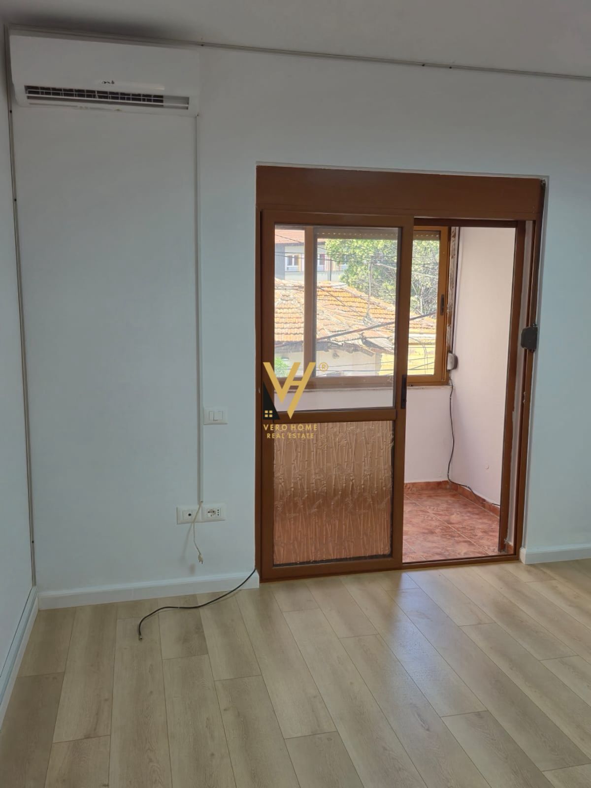 ZYRE 110M2 ME QERA TEK RRUGA E BOGDANEVE 900 EURO
