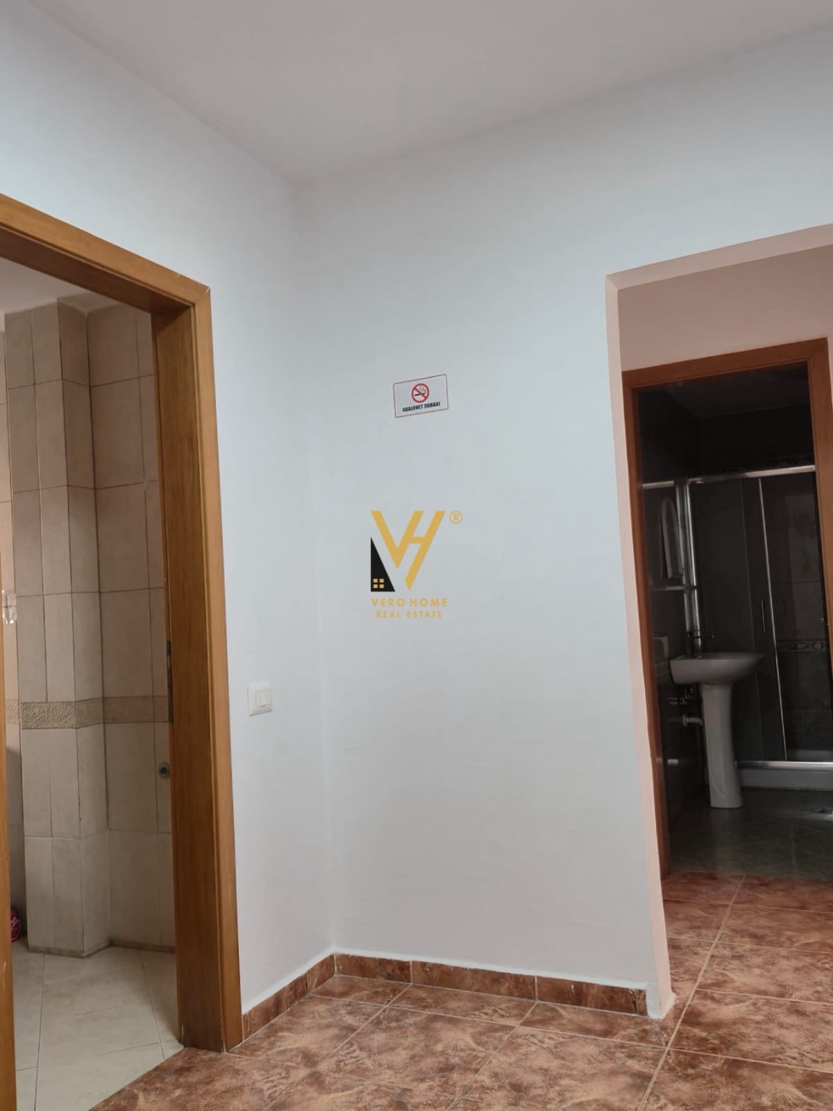 ZYRE 110M2 ME QERA TEK RRUGA E BOGDANEVE 900 EURO