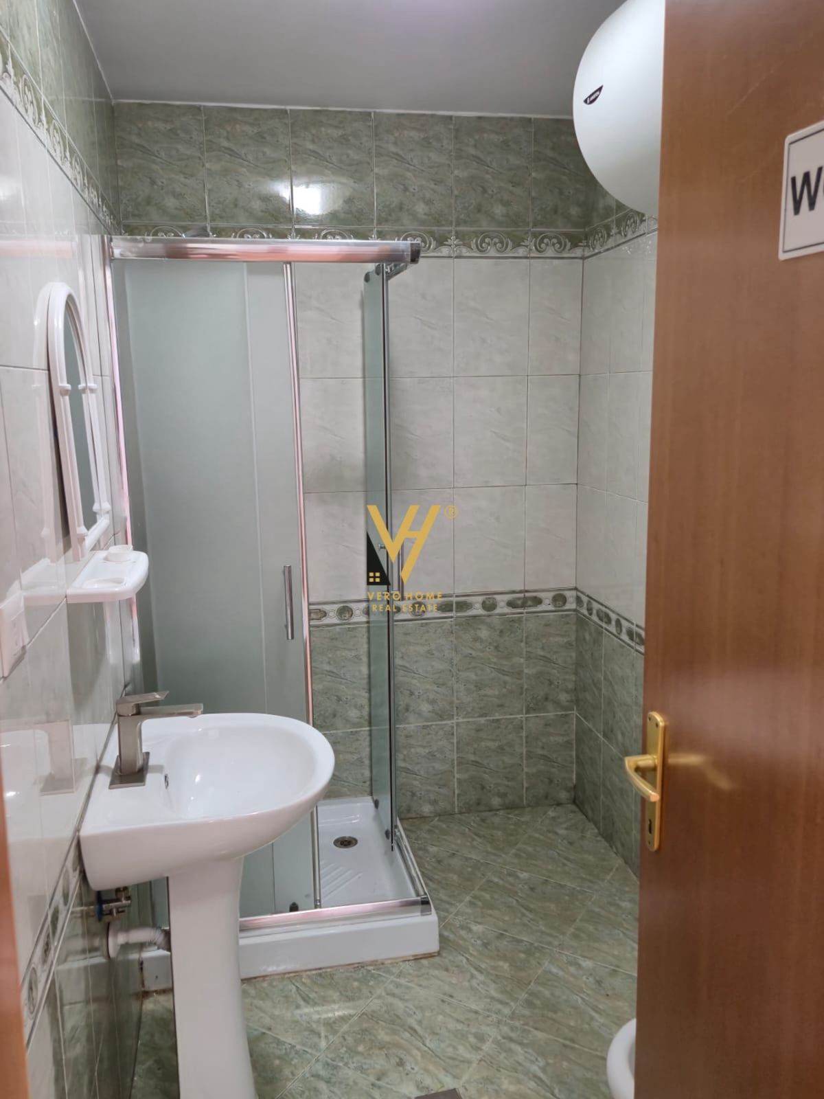 ZYRE 110M2 ME QERA TEK RRUGA E BOGDANEVE 900 EURO