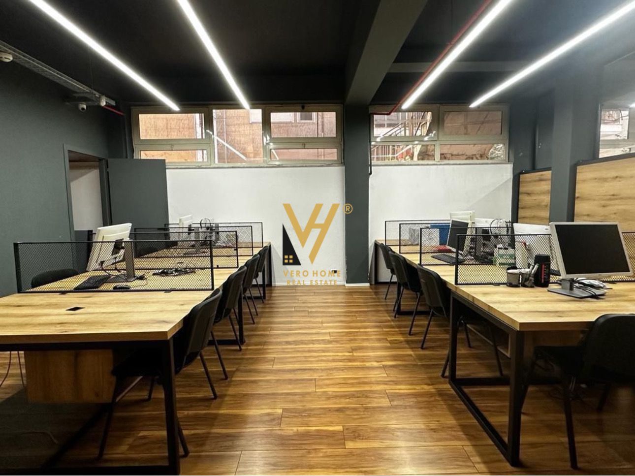 ZYRE 300 M2 ME QERA TE RRUGA E KAVAJES 2.500 EURO