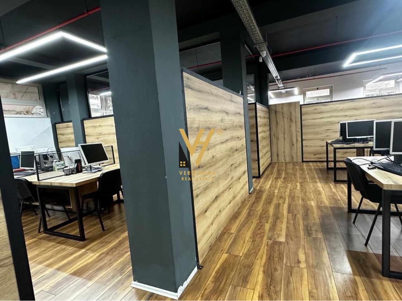 ZYRE 300 M2 ME QERA TE RRUGA E KAVAJES 2.500 EURO